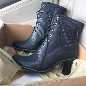 Black Timberlands women boots with heel